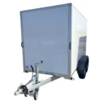Remorque Fourgon Saris Double Essieu – Porte Latérale & Hayon**Fiche technique**  * Modèle : Remorque fourgon Saris * PTAC : 2 000 kg * Charge utile : 1 356 kg * Poids à vide : 644 kg * Dimensions utiles (L × l × H) : 306 × 154 × 180 cm * Dimensions totales : 435 × 203 cm * Type d’essieu : double essieu freiné * Pneumatiques : 13 pouces * Hauteur du plancher : 51 cm * Structure : châssis renforcé entièrement soudé avec flèche en V * Revêtement : panneaux GRP blanc extérieur / gris intérieur * Accès : porte latérale droite et hayon arrière de chargement * Système d’arrimage : rails Airlinerail avec 6 crochets de 900 daN * Équipements : éclairage intérieur, charnières anti-effraction, poignées ergonomiques, gouttière d’évacuation des eaux  ---  **Avantages**  La remorque fourgon Saris est conçue pour répondre aux exigences des professionnels recherchant un moyen de transport fiable, sécurisé et polyvalent. Son châssis entièrement soudé associé à une flèche en V assure une excellente stabilité sur route, même avec des charges importantes.  Son revêtement en GRP offre une grande résistance aux intempéries et à l’usure tout en facilitant l’entretien. Cette conception protège efficacement le chargement et garantit une durabilité élevée pour une utilisation intensive.  L’accès au chargement est optimisé grâce à la porte latérale et au hayon arrière, permettant de manipuler facilement des marchandises encombrantes ou du matériel professionnel. Le plancher renforcé et la faible hauteur de chargement améliorent encore le confort d’utilisation au quotidien.  La sécurité est renforcée par le système Airlinerail intégré avec six points d’arrimage haute résistance, assurant un maintien fiable du matériel transporté. Les charnières anti-effraction, l’éclairage intérieur et les équipements ergonomiques font de cette remorque une solution idéale pour les artisans, entreprises de transport et professionnels du bâtiment souhaitant allier praticité, robustesse et sécurité.**Fiche technique**  * Modèle : Remorque fourgon Saris * PTAC : 2 000 kg * Charge utile : 1 356 kg * Poids à vide : 644 kg * Dimensions utiles (L × l × H) : 306 × 154 × 180 cm * Dimensions totales : 435 × 203 cm * Type d’essieu : double essieu freiné * Pneumatiques : 13 pouces * Hauteur du plancher : 51 cm * Structure : châssis renforcé entièrement soudé avec flèche en V * Revêtement : panneaux GRP blanc extérieur / gris intérieur * Accès : porte latérale droite et hayon arrière de chargement * Système d’arrimage : rails Airlinerail avec 6 crochets de 900 daN * Équipements : éclairage intérieur, charnières anti-effraction, poignées ergonomiques, gouttière d’évacuation des eaux  ---  **Avantages**  La remorque fourgon Saris est conçue pour répondre aux exigences des professionnels recherchant un moyen de transport fiable, sécurisé et polyvalent. Son châssis entièrement soudé associé à une flèche en V assure une excellente stabilité sur route, même avec des charges importantes.  Son revêtement en GRP offre une grande résistance aux intempéries et à l’usure tout en facilitant l’entretien. Cette conception protège efficacement le chargement et garantit une durabilité élevée pour une utilisation intensive.  L’accès au chargement est optimisé grâce à la porte latérale et au hayon arrière, permettant de manipuler facilement des marchandises encombrantes ou du matériel professionnel. Le plancher renforcé et la faible hauteur de chargement améliorent encore le confort d’utilisation au quotidien.  La sécurité est renforcée par le système Airlinerail intégré avec six points d’arrimage haute résistance, assurant un maintien fiable du matériel transporté. Les charnières anti-effraction, l’éclairage intérieur et les équipements ergonomiques font de cette remorque une solution idéale pour les artisans, entreprises de transport et professionnels du bâtiment souhaitant allier praticité, robustesse et sécurité.